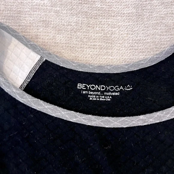 Cozy Quilt Raglan Sweater in Heather Grey by Beyond Yoga size medium - Picture 3 of 5